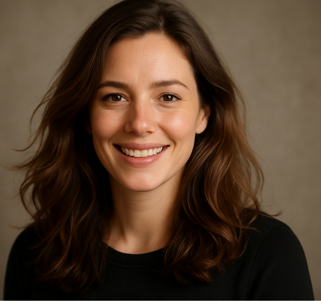 Une femme réaliste, souriante avec de belle cheveux.